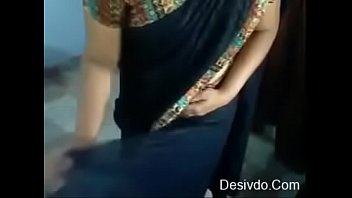 Indian aunty showing how to put on a saree( Desivdo.com )