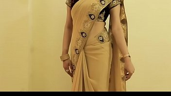 supah-hot lady saree dressed in and displaying her.